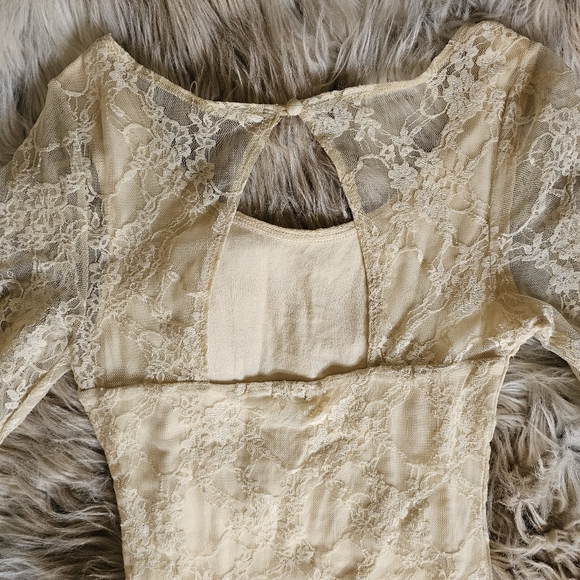 Elegant Lace ASOS Dresses In Cream - Picture 5 of 6